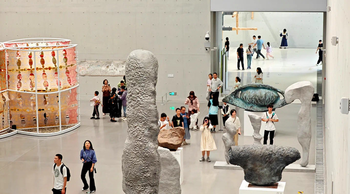 2024武汉双年展：“城市流体”主题下的艺术盛宴