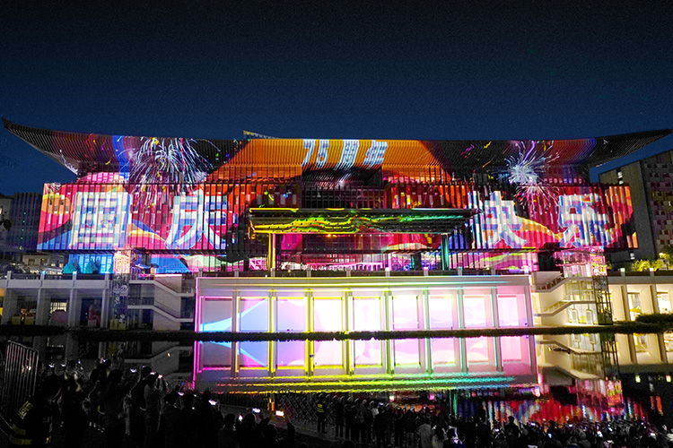 十一国庆，“雄安商务服务中心光影巨物”点亮雄安新区