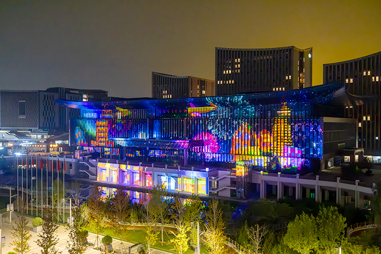 十一国庆，“雄安商务服务中心光影巨物”点亮雄安新区