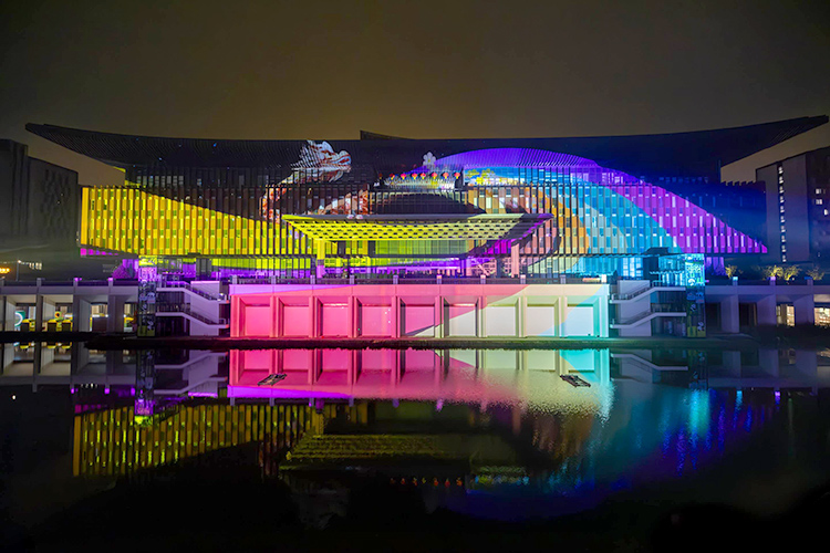 十一国庆，“雄安商务服务中心光影巨物”点亮雄安新区