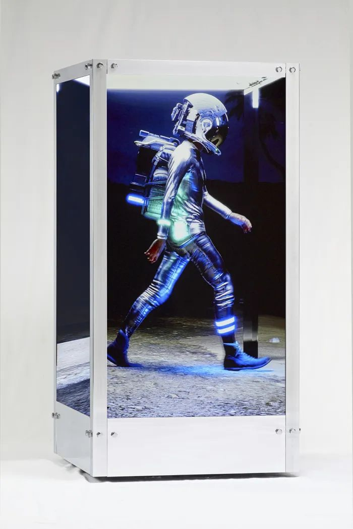 “答案都在艺术史里”——Beeple在南京呈现“来自人造未来的故事”