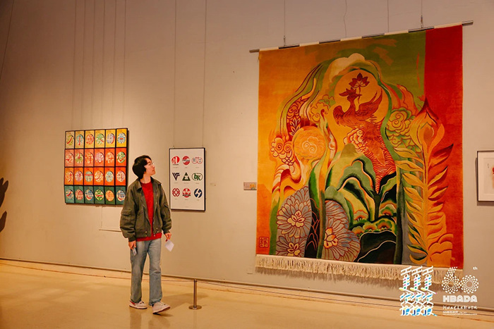 “青衿志·六秩辉”——河北工艺美术职业学院建校60周年回顾展举行