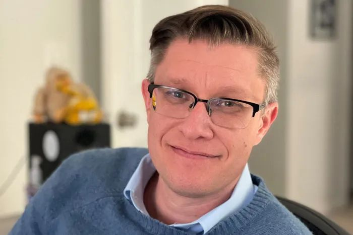 “答案都在艺术史里”——Beeple在南京呈现“来自人造未来的故事”