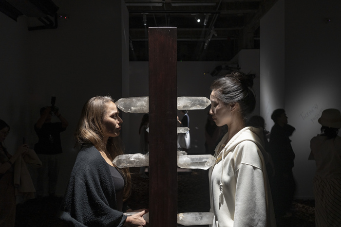 须臾，是瞬息而逝的叹息，亦是永恒能量的守恒——关于玛丽娜·阿布拉莫维奇“能量转换”的对话