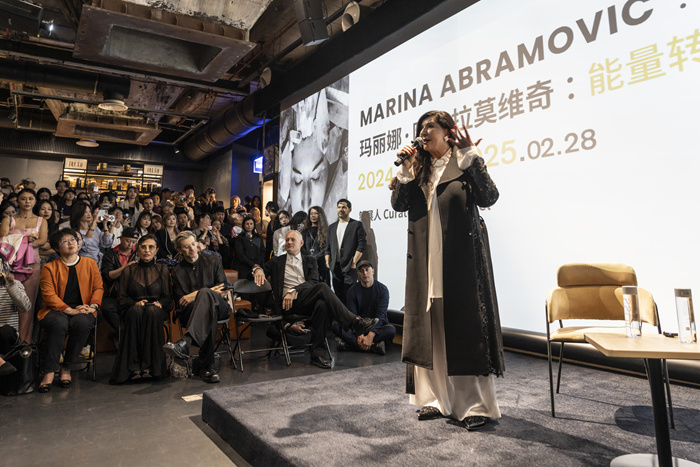 须臾，是瞬息而逝的叹息，亦是永恒能量的守恒——关于玛丽娜·阿布拉莫维奇“能量转换”的对话