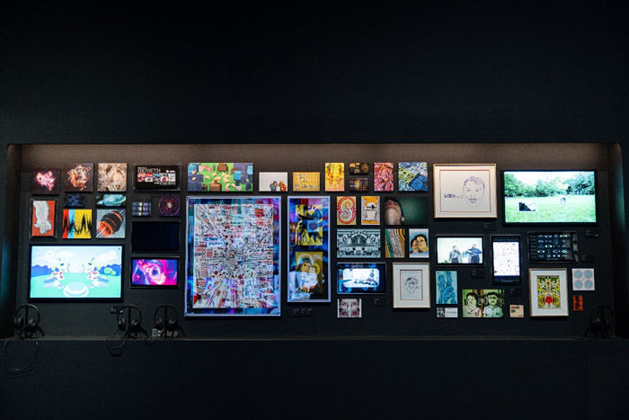 “答案都在艺术史里”——Beeple在南京呈现“来自人造未来的故事”