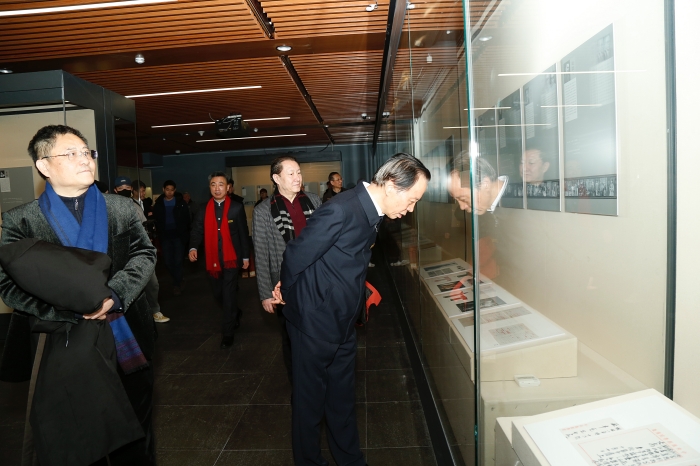 回望百年历史 致敬巨匠精神：《百年巨匠》文献展在京开幕