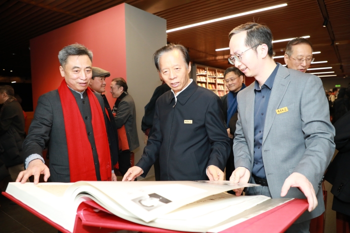 回望百年历史 致敬巨匠精神：《百年巨匠》文献展在京开幕