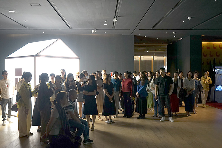 月亮先生列昂个展开幕：在深圳收到一封“月亮来信”