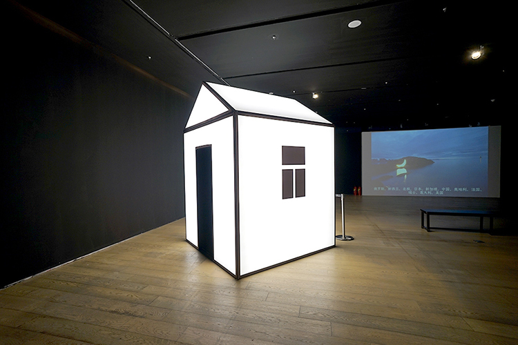 月亮先生列昂个展开幕：在深圳收到一封“月亮来信”