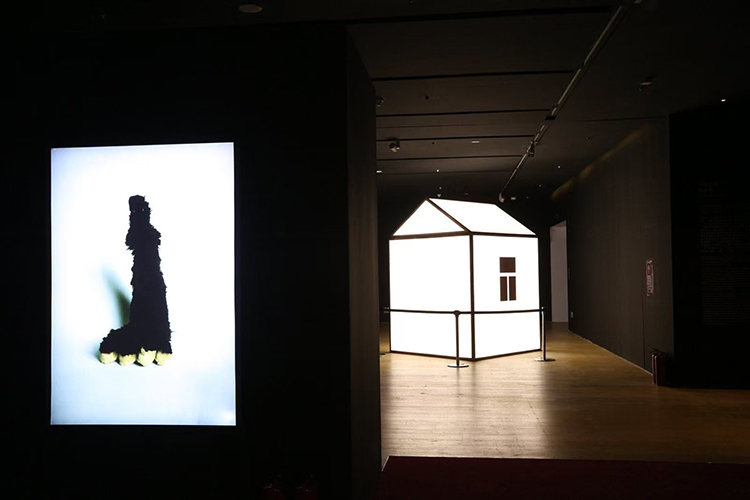 月亮先生列昂个展开幕：在深圳收到一封“月亮来信”