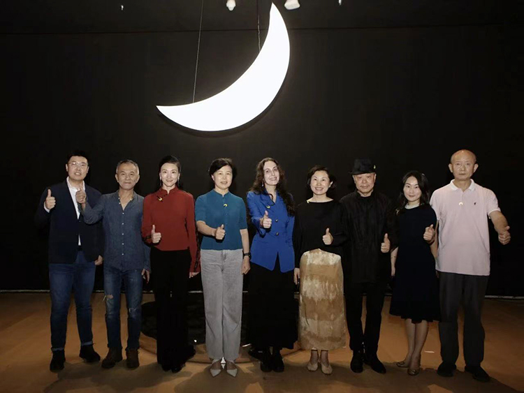 月亮先生列昂个展开幕：在深圳收到一封“月亮来信”