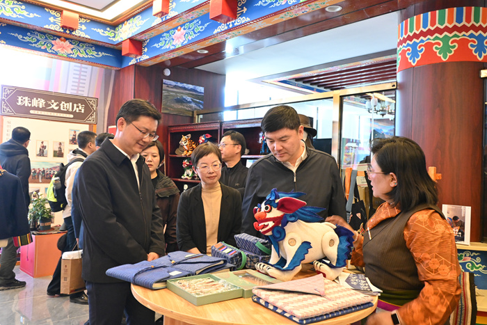 ​“巅峰绘梦·沪藏情深——定日珠峰当代艺术展”圆满开展