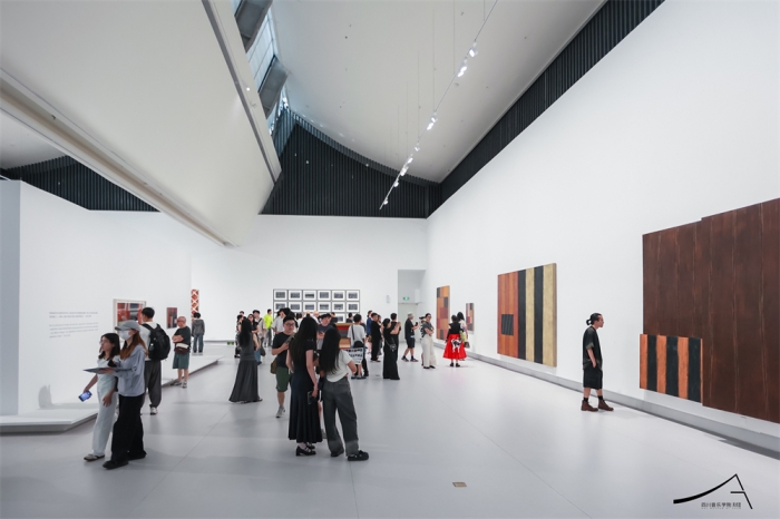 东西方哲学的共鸣：肖恩·斯库利的“崇高与虚空”在川音美术馆展出