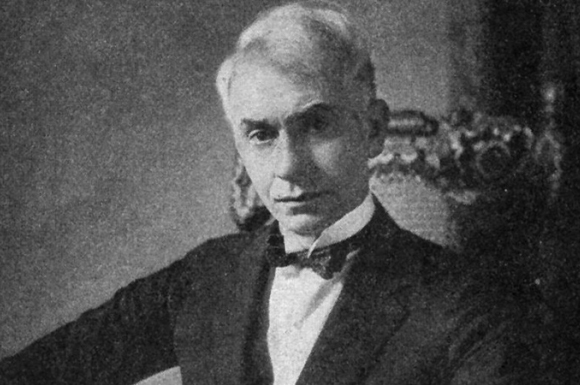 用钢笔画版画的人