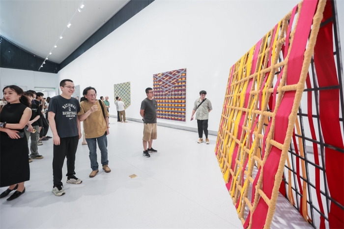 东西方哲学的共鸣：肖恩·斯库利的“崇高与虚空”在川音美术馆展出