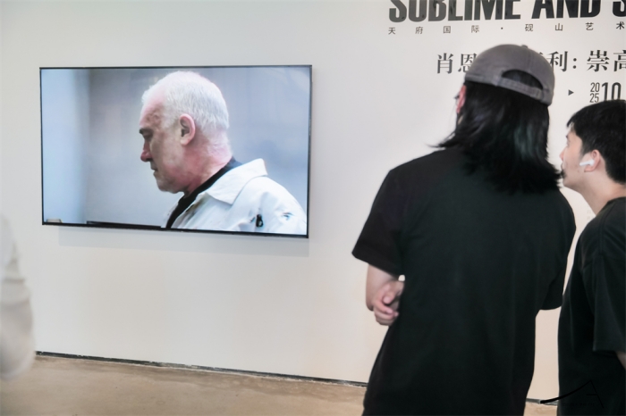 东西方哲学的共鸣：肖恩·斯库利的“崇高与虚空”在川音美术馆展出