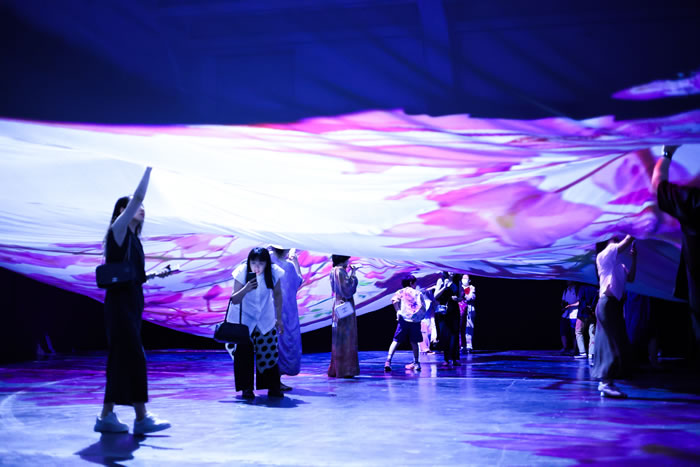 摊开掌心，纵身宇宙——皮皮乐迪在UCCA尤伦斯艺术中心的魔幻布景