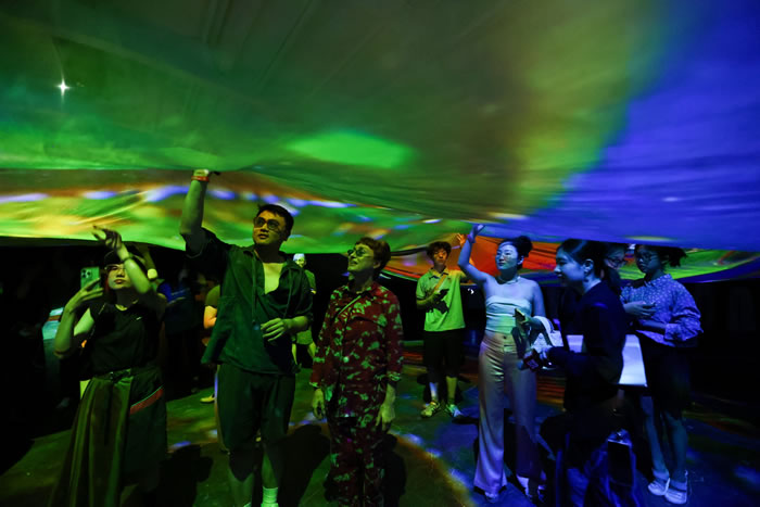 摊开掌心，纵身宇宙——皮皮乐迪在UCCA尤伦斯艺术中心的魔幻布景