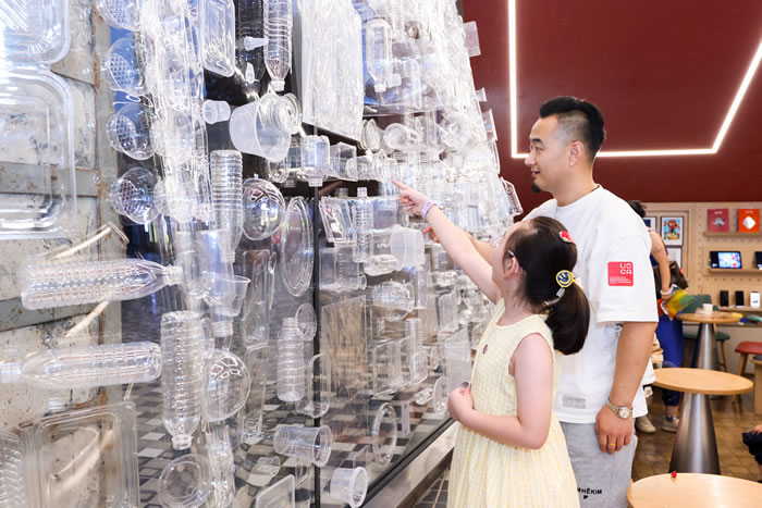 摊开掌心，纵身宇宙——皮皮乐迪在UCCA尤伦斯艺术中心的魔幻布景