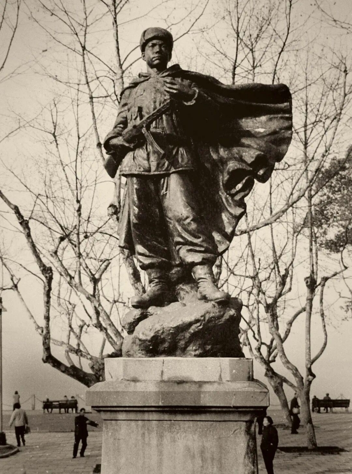 塑脉百年：从泥火丰碑到数字凿宇的浙江雕塑史诗