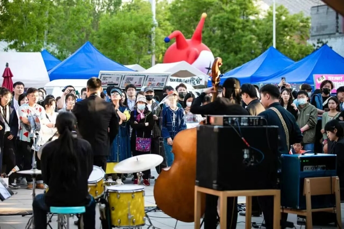 从本土叙事到跨国对话 2025北京798艺术节开幕