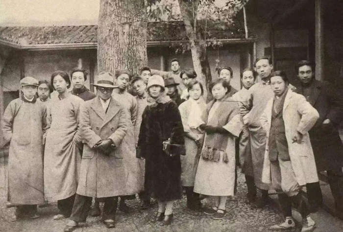 塑脉百年：从泥火丰碑到数字凿宇的浙江雕塑史诗