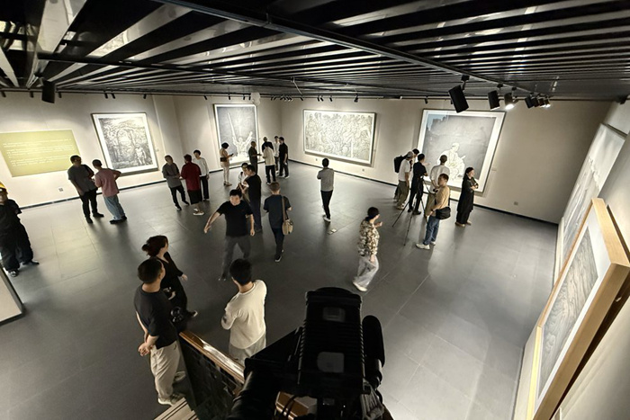 “烽火史诗——赵奇抗战题材绘画展”在合肥亚明艺术馆开幕