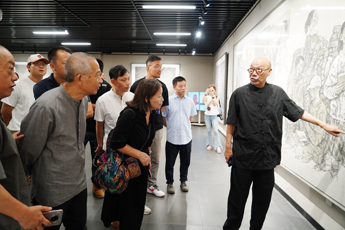 “烽火史诗——赵奇抗战题材绘画展”在合肥亚明艺术馆开幕