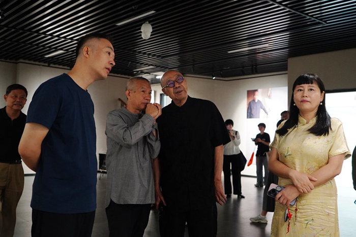 “烽火史诗——赵奇抗战题材绘画展”在合肥亚明艺术馆开幕