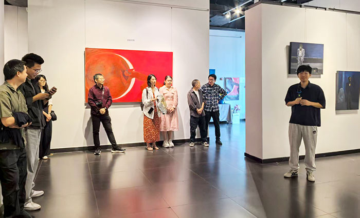 季海洋个展《偷月亮的人》：照见艺术的纯粹与真实